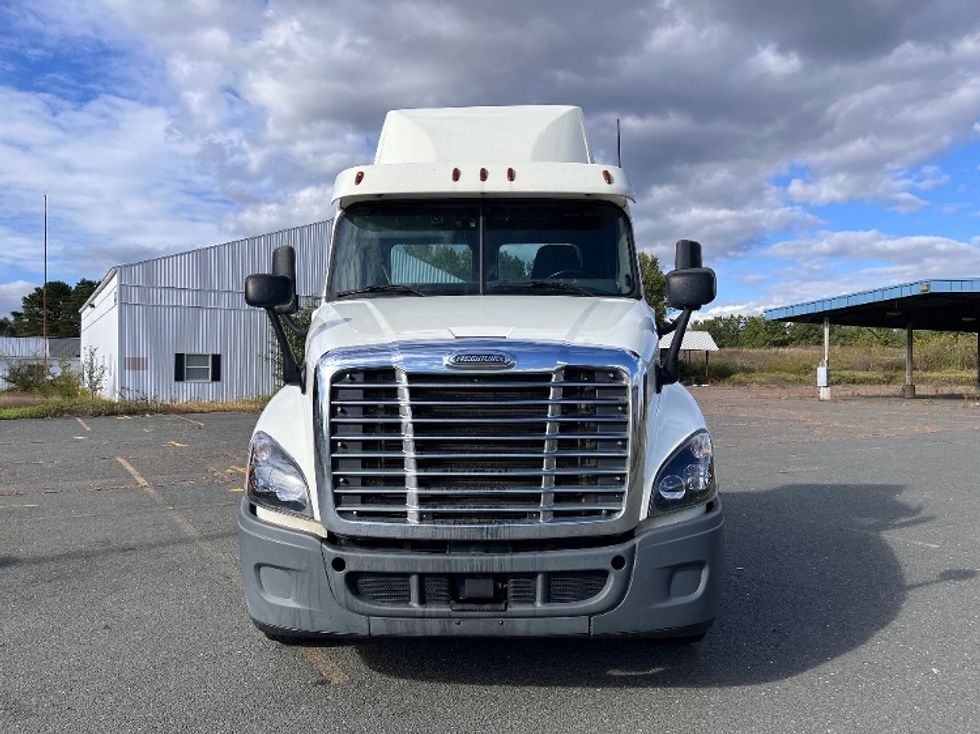 Day Cab Tractor-Heavy Duty Tractors-Freightliner-2018-Cascadia 12564ST-Montgomery-NY-434,303\n\t\tmiles-$ 38,750 - Image 2