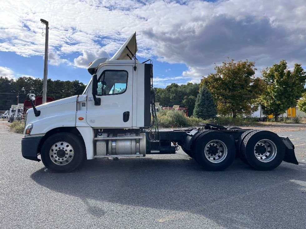 Day Cab Tractor-Heavy Duty Tractors-Freightliner-2018-Cascadia 12564ST-Montgomery-NY-434,303\n\t\tmiles-$ 38,750 - Image 4