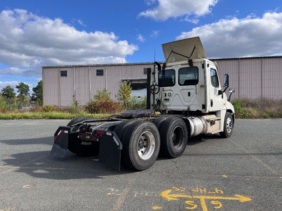 Day Cab Tractor-Heavy Duty Tractors-Freightliner-2018-Cascadia 12564ST-Montgomery-NY-434,303\n\t\tmiles-$ 38,750 - Image 7