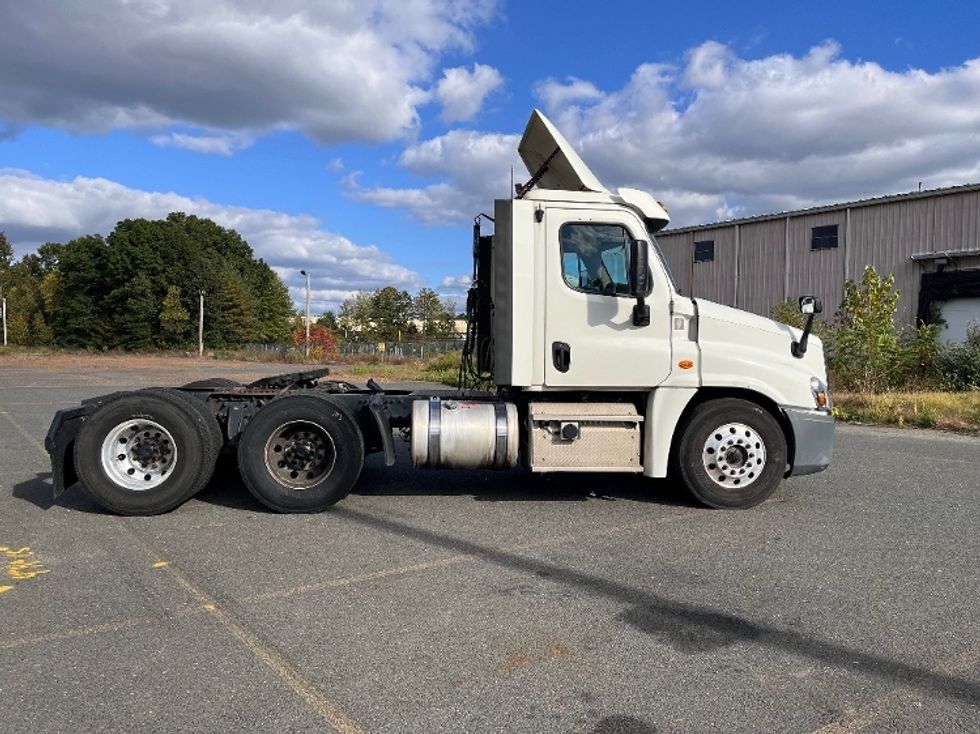 Day Cab Tractor-Heavy Duty Tractors-Freightliner-2018-Cascadia 12564ST-Montgomery-NY-434,303\n\t\tmiles-$ 38,750 - Image 8