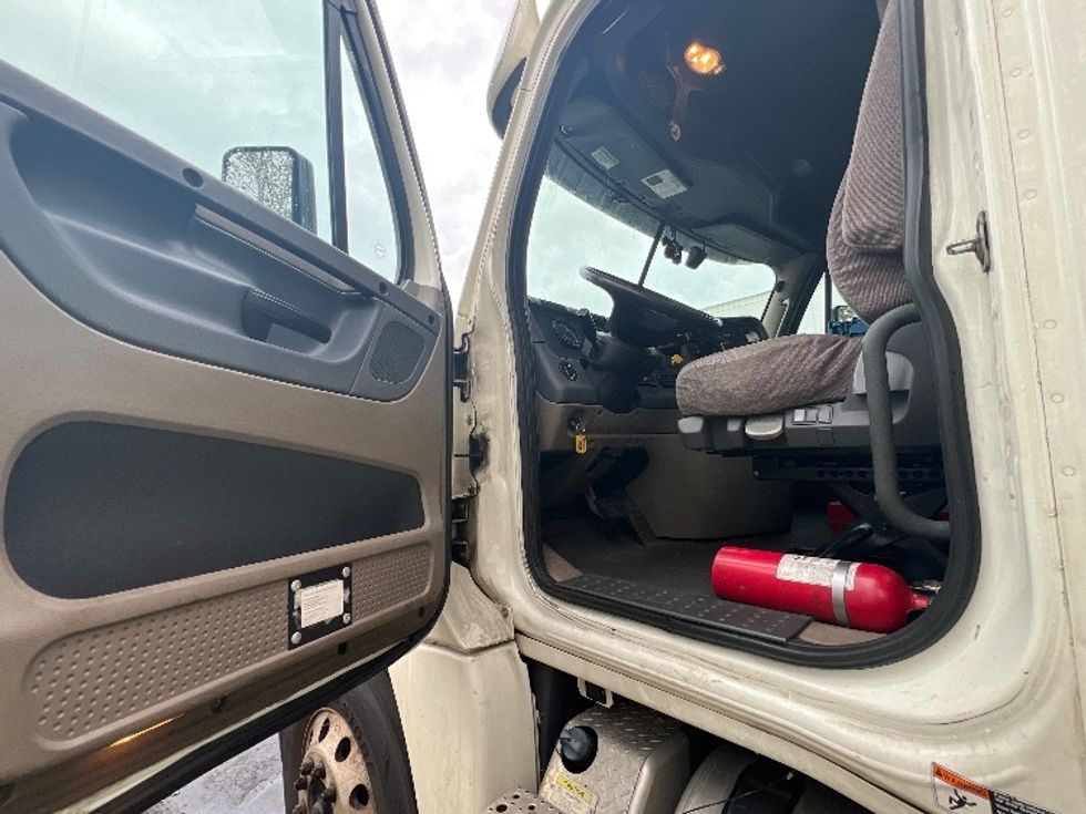 Day Cab Tractor-Heavy Duty Tractors-Freightliner-2018-Cascadia 12564ST-Montgomery-NY-434,303\n\t\tmiles-$ 38,750 - Image 9