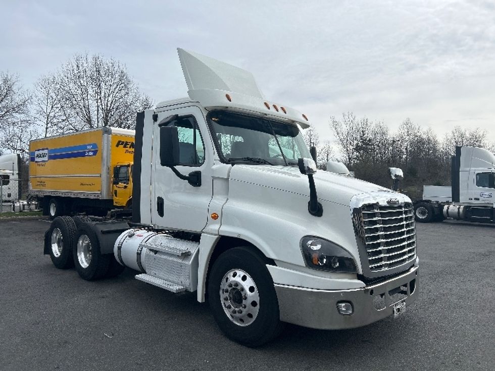 Day Cab Tractor-Heavy Duty Tractors-Freightliner-2018-Cascadia 12564ST-Montgomery-NY-442,188\n\t\tmiles-$ 31,500 - Image 1