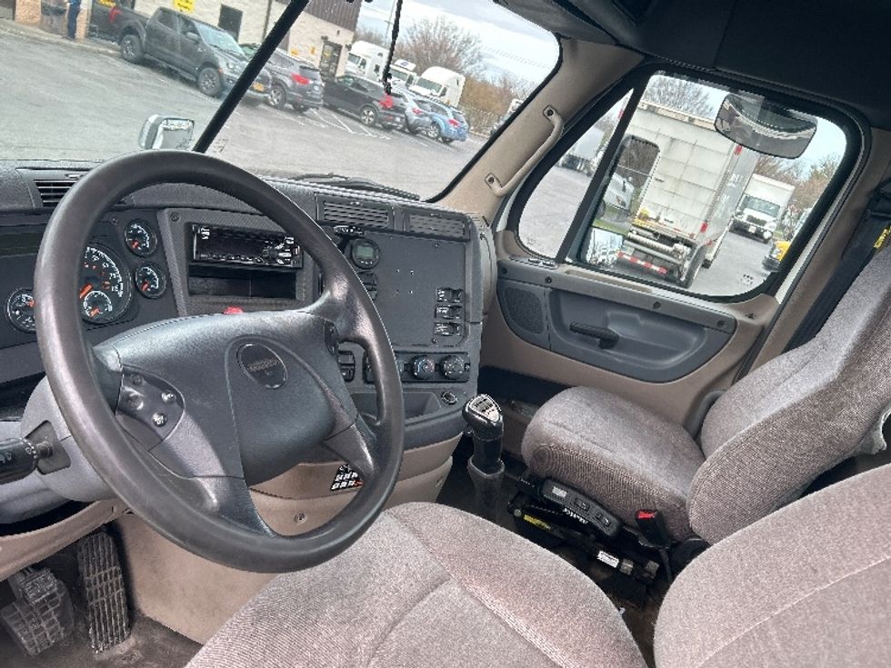 Day Cab Tractor-Heavy Duty Tractors-Freightliner-2018-Cascadia 12564ST-Montgomery-NY-442,188\n\t\tmiles-$ 31,500 - Image 10