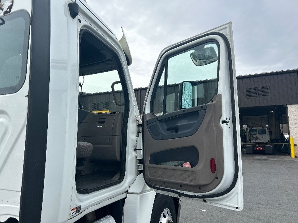 Day Cab Tractor-Heavy Duty Tractors-Freightliner-2018-Cascadia 12564ST-Montgomery-NY-442,188\n\t\tmiles-$ 31,500 - Image 12