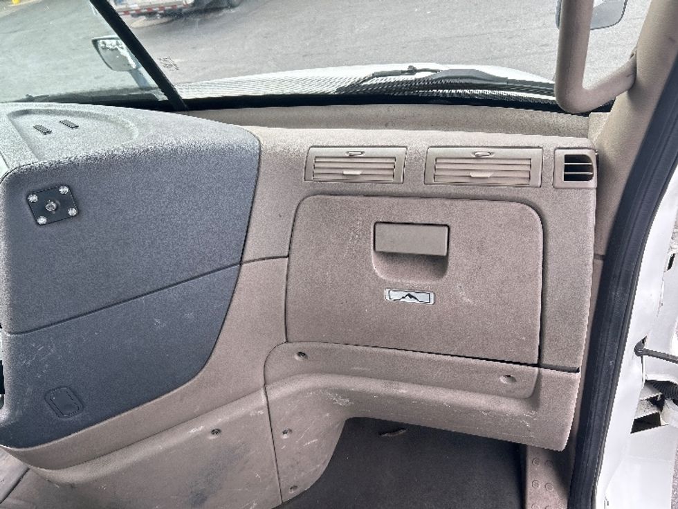 Day Cab Tractor-Heavy Duty Tractors-Freightliner-2018-Cascadia 12564ST-Montgomery-NY-442,188\n\t\tmiles-$ 31,500 - Image 13