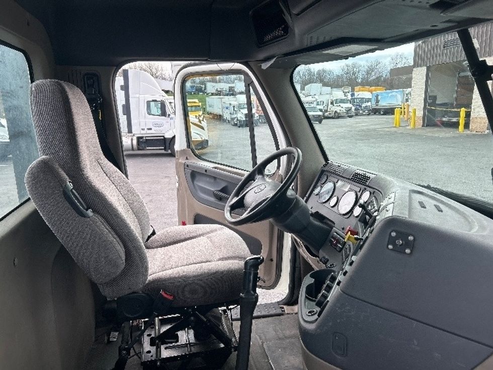 Day Cab Tractor-Heavy Duty Tractors-Freightliner-2018-Cascadia 12564ST-Montgomery-NY-442,188\n\t\tmiles-$ 31,500 - Image 14