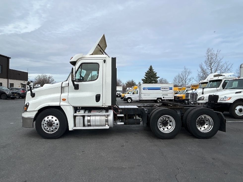 Day Cab Tractor-Heavy Duty Tractors-Freightliner-2018-Cascadia 12564ST-Montgomery-NY-442,188\n\t\tmiles-$ 31,500 - Image 4