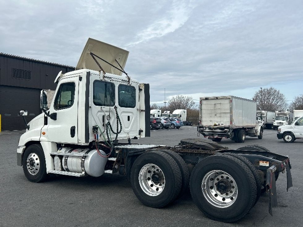 Day Cab Tractor-Heavy Duty Tractors-Freightliner-2018-Cascadia 12564ST-Montgomery-NY-442,188\n\t\tmiles-$ 31,500 - Image 5