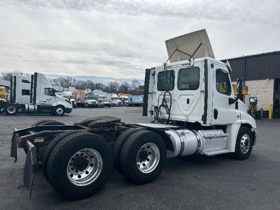 Day Cab Tractor-Heavy Duty Tractors-Freightliner-2018-Cascadia 12564ST-Montgomery-NY-442,188\n\t\tmiles-$ 31,500 - Image 7