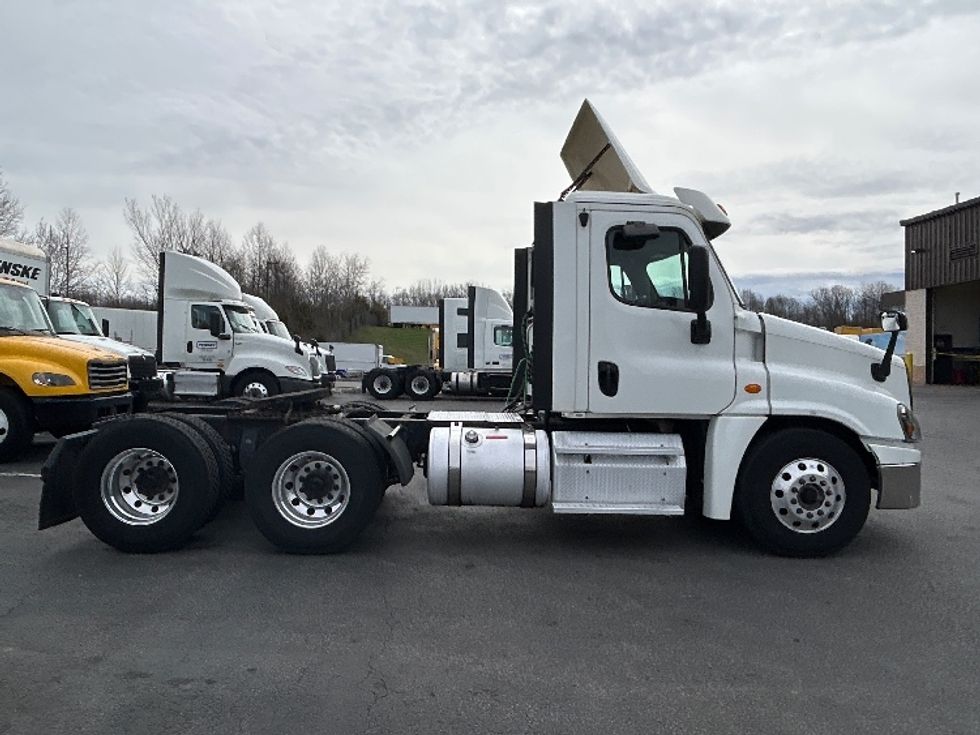 Day Cab Tractor-Heavy Duty Tractors-Freightliner-2018-Cascadia 12564ST-Montgomery-NY-442,188\n\t\tmiles-$ 31,500 - Image 8