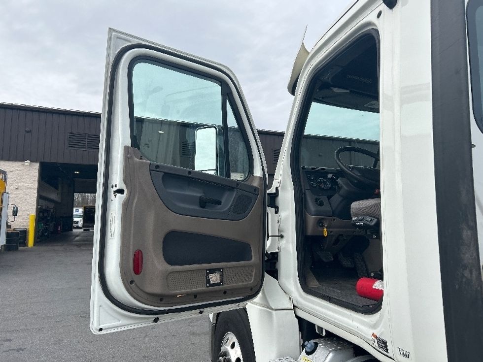 Day Cab Tractor-Heavy Duty Tractors-Freightliner-2018-Cascadia 12564ST-Montgomery-NY-442,188\n\t\tmiles-$ 31,500 - Image 9