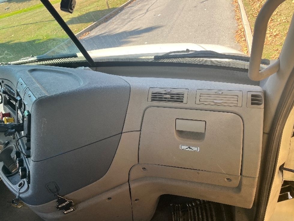 Day Cab Tractor-Heavy Duty Tractors-Freightliner-2018-Cascadia 12564ST-Montgomery-NY-445,015\n\t\tmiles-$ 37,000 - Image 13