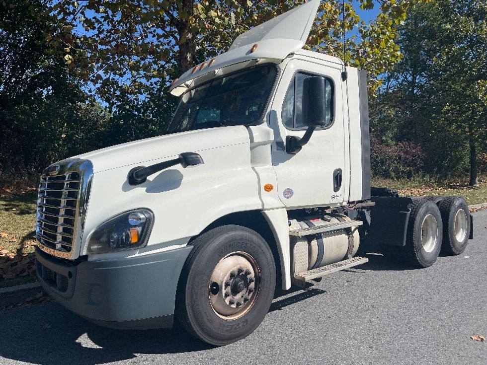 Day Cab Tractor-Heavy Duty Tractors-Freightliner-2018-Cascadia 12564ST-Montgomery-NY-445,015\n\t\tmiles-$ 37,000 - Image 3