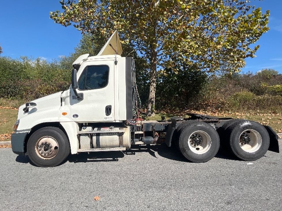 Day Cab Tractor-Heavy Duty Tractors-Freightliner-2018-Cascadia 12564ST-Montgomery-NY-445,015\n\t\tmiles-$ 37,000 - Image 4