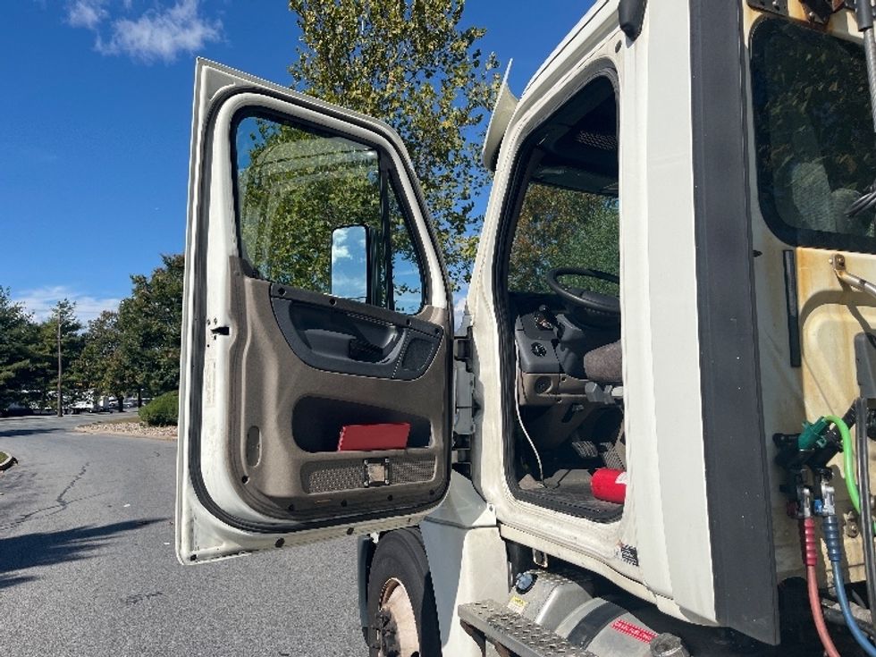 Day Cab Tractor-Heavy Duty Tractors-Freightliner-2018-Cascadia 12564ST-Montgomery-NY-445,015\n\t\tmiles-$ 37,000 - Image 9