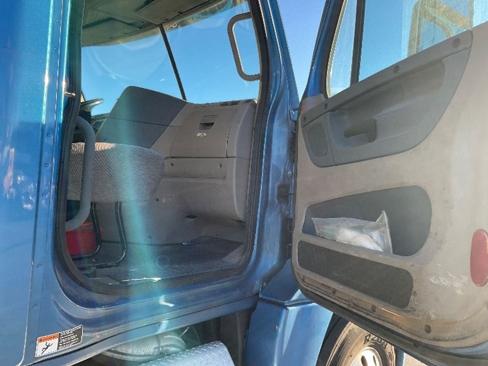 Day Cab Tractor-Heavy Duty Tractors-Freightliner-2018-Cascadia 12564ST-Montgomery-NY-452,470\n\t\tmiles-$ 32,500 - Image 12