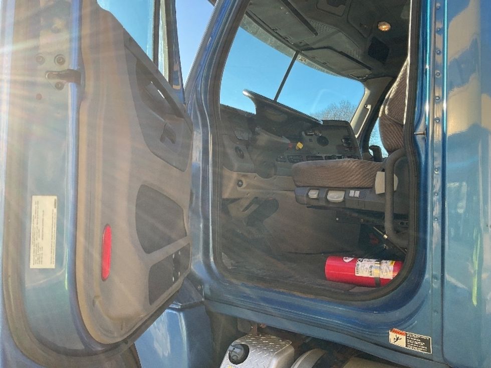 Day Cab Tractor-Heavy Duty Tractors-Freightliner-2018-Cascadia 12564ST-Montgomery-NY-452,470\n\t\tmiles-$ 32,500 - Image 9