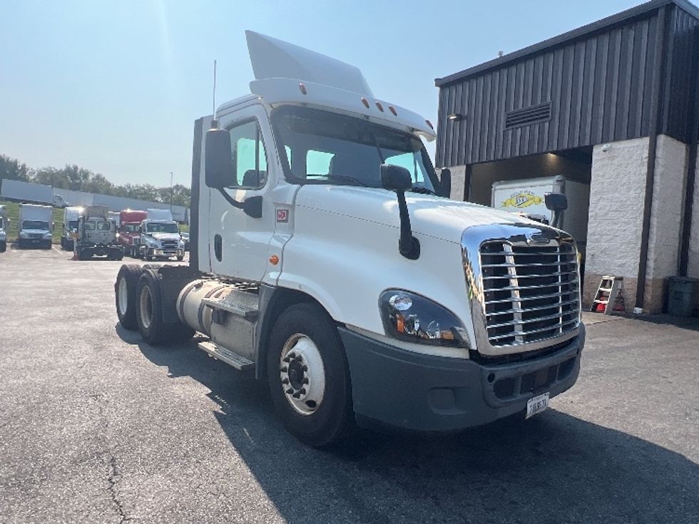 Day Cab Tractor-Heavy Duty Tractors-Freightliner-2018-Cascadia 12564ST-Montgomery-NY-467,224\n\t\tmiles-$ 36,000 - Image 1