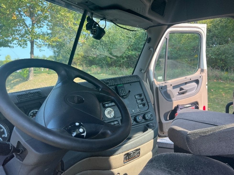 Day Cab Tractor-Heavy Duty Tractors-Freightliner-2018-Cascadia 12564ST-Montgomery-NY-467,224\n\t\tmiles-$ 36,000 - Image 10