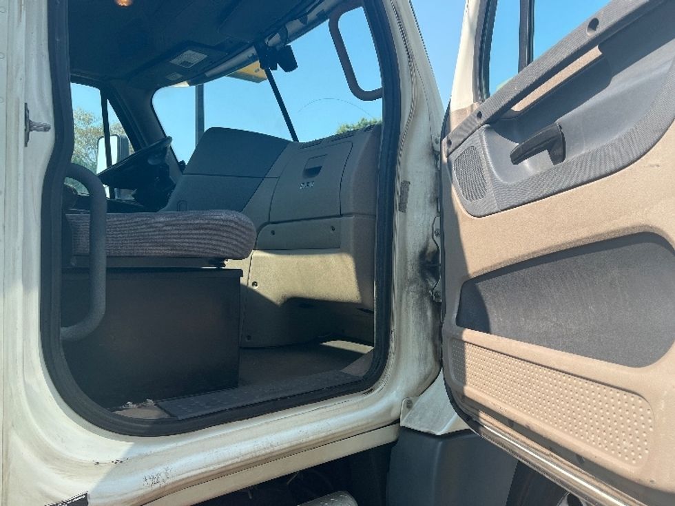 Day Cab Tractor-Heavy Duty Tractors-Freightliner-2018-Cascadia 12564ST-Montgomery-NY-467,224\n\t\tmiles-$ 36,000 - Image 12