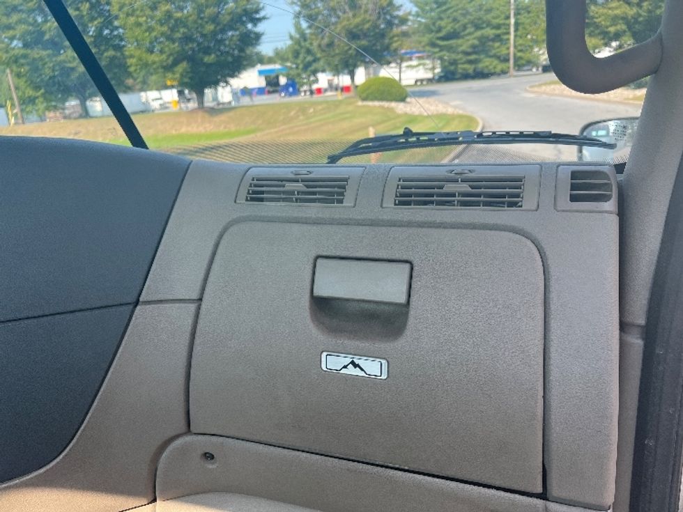 Day Cab Tractor-Heavy Duty Tractors-Freightliner-2018-Cascadia 12564ST-Montgomery-NY-467,224\n\t\tmiles-$ 36,000 - Image 13