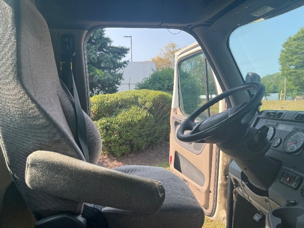 Day Cab Tractor-Heavy Duty Tractors-Freightliner-2018-Cascadia 12564ST-Montgomery-NY-467,224\n\t\tmiles-$ 36,000 - Image 14