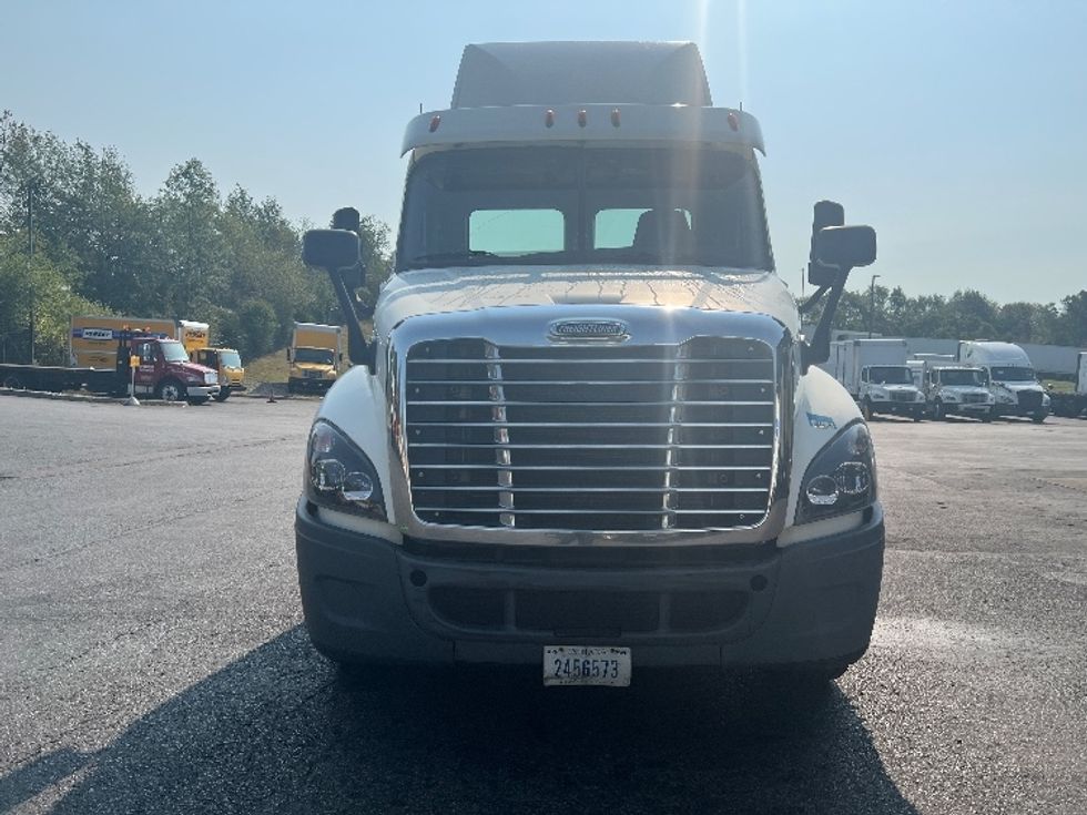 Day Cab Tractor-Heavy Duty Tractors-Freightliner-2018-Cascadia 12564ST-Montgomery-NY-467,224\n\t\tmiles-$ 36,000 - Image 2