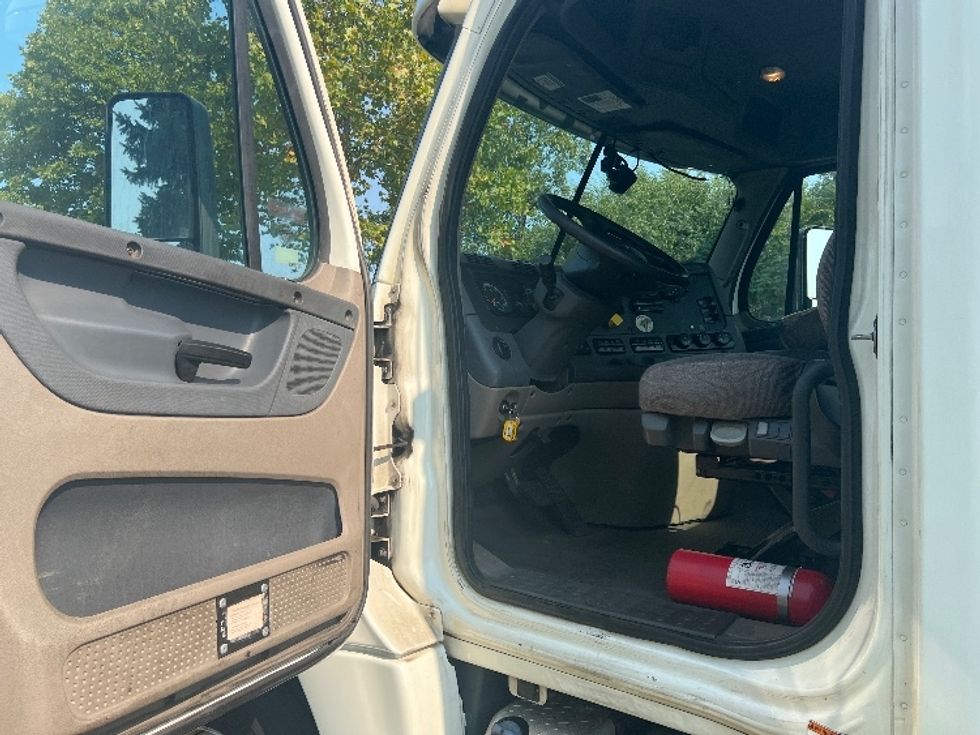 Day Cab Tractor-Heavy Duty Tractors-Freightliner-2018-Cascadia 12564ST-Montgomery-NY-467,224\n\t\tmiles-$ 36,000 - Image 9