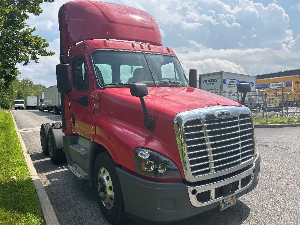 Day Cab Tractor-Heavy Duty Tractors-Freightliner-2018-Cascadia 12564ST-Montgomery-NY-586,087\n\t\tmiles-$ 27,250 - Image 1
