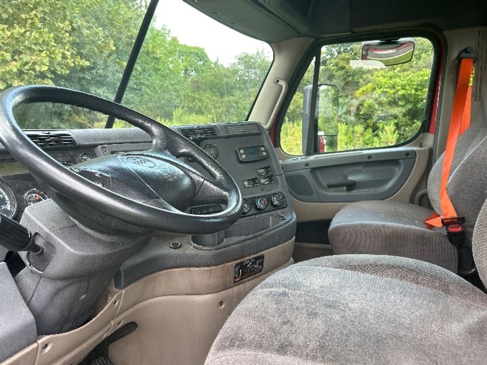 Day Cab Tractor-Heavy Duty Tractors-Freightliner-2018-Cascadia 12564ST-Montgomery-NY-586,087\n\t\tmiles-$ 27,250 - Image 10