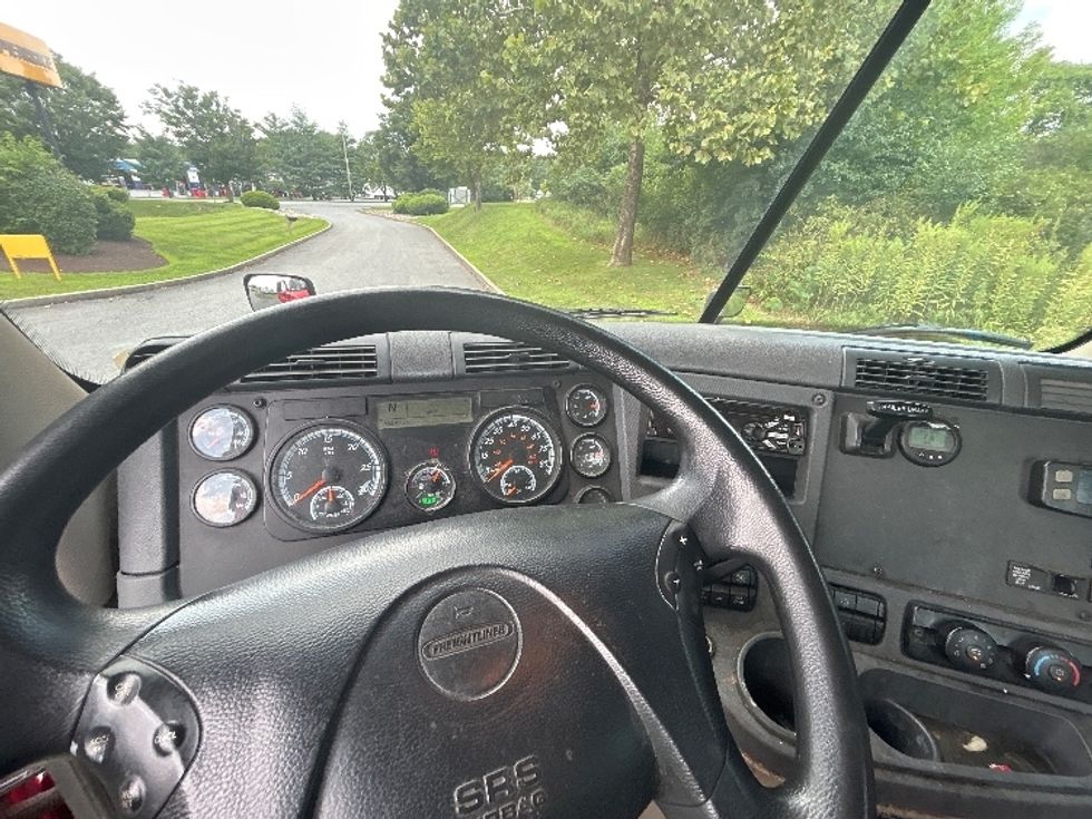 Day Cab Tractor-Heavy Duty Tractors-Freightliner-2018-Cascadia 12564ST-Montgomery-NY-586,087\n\t\tmiles-$ 27,250 - Image 11
