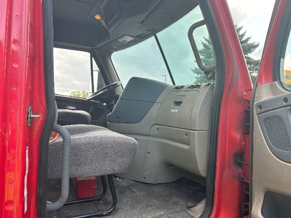 Day Cab Tractor-Heavy Duty Tractors-Freightliner-2018-Cascadia 12564ST-Montgomery-NY-586,087\n\t\tmiles-$ 27,250 - Image 12