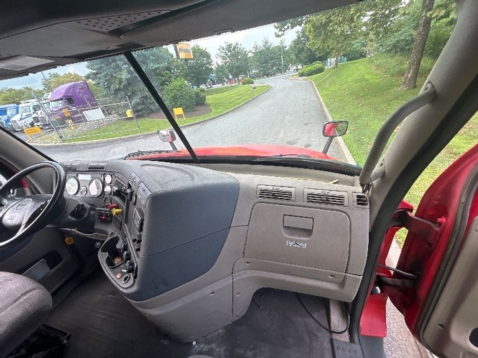 Day Cab Tractor-Heavy Duty Tractors-Freightliner-2018-Cascadia 12564ST-Montgomery-NY-586,087\n\t\tmiles-$ 27,250 - Image 13