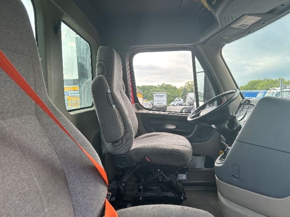 Day Cab Tractor-Heavy Duty Tractors-Freightliner-2018-Cascadia 12564ST-Montgomery-NY-586,087\n\t\tmiles-$ 27,250 - Image 14