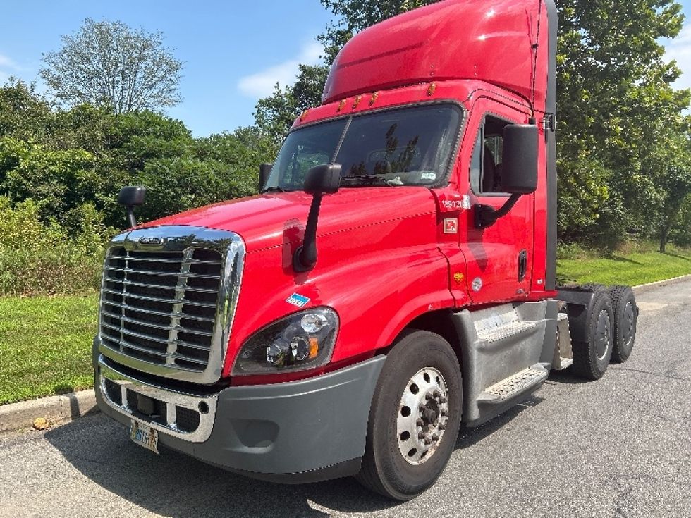 Day Cab Tractor-Heavy Duty Tractors-Freightliner-2018-Cascadia 12564ST-Montgomery-NY-586,087\n\t\tmiles-$ 27,250 - Image 3