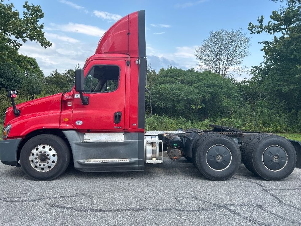 Day Cab Tractor-Heavy Duty Tractors-Freightliner-2018-Cascadia 12564ST-Montgomery-NY-586,087\n\t\tmiles-$ 27,250 - Image 4
