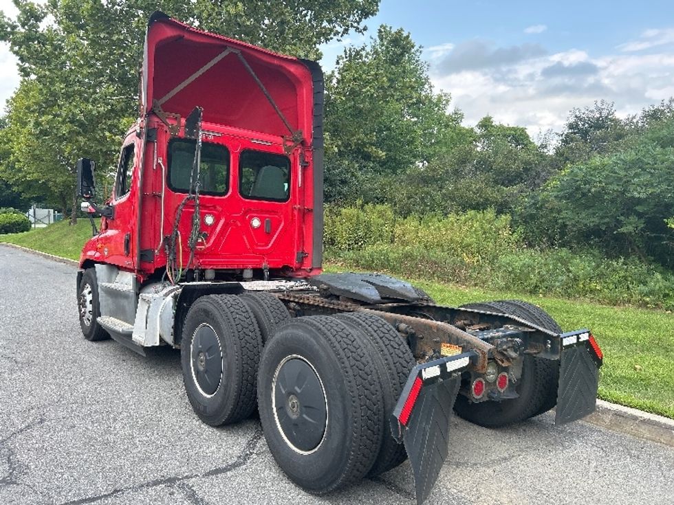 Day Cab Tractor-Heavy Duty Tractors-Freightliner-2018-Cascadia 12564ST-Montgomery-NY-586,087\n\t\tmiles-$ 27,250 - Image 5