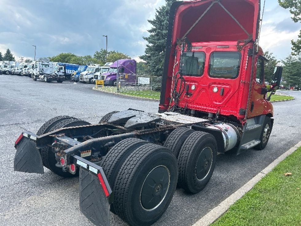 Day Cab Tractor-Heavy Duty Tractors-Freightliner-2018-Cascadia 12564ST-Montgomery-NY-586,087\n\t\tmiles-$ 27,250 - Image 7