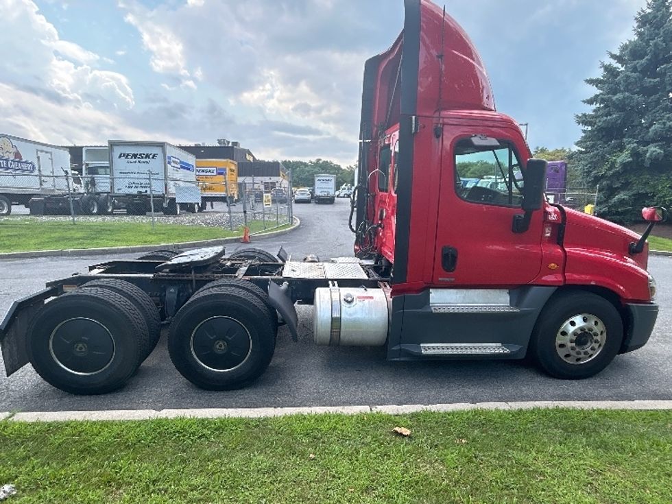 Day Cab Tractor-Heavy Duty Tractors-Freightliner-2018-Cascadia 12564ST-Montgomery-NY-586,087\n\t\tmiles-$ 27,250 - Image 8