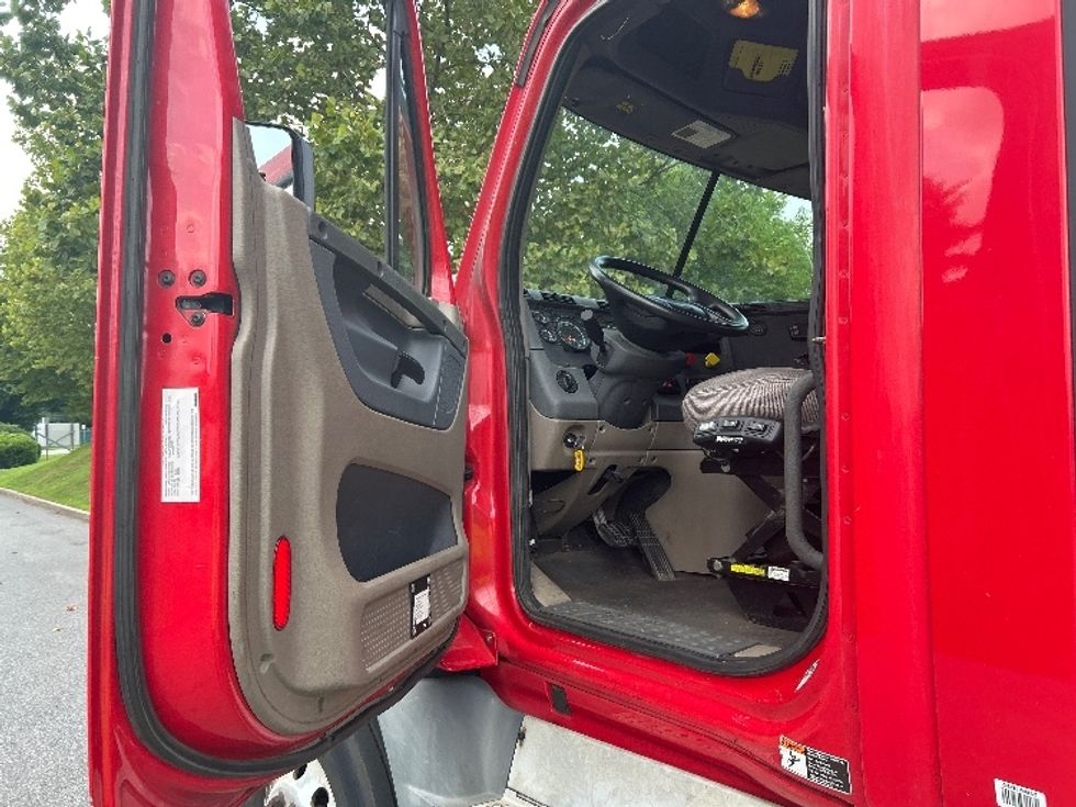 Day Cab Tractor-Heavy Duty Tractors-Freightliner-2018-Cascadia 12564ST-Montgomery-NY-586,087\n\t\tmiles-$ 27,250 - Image 9