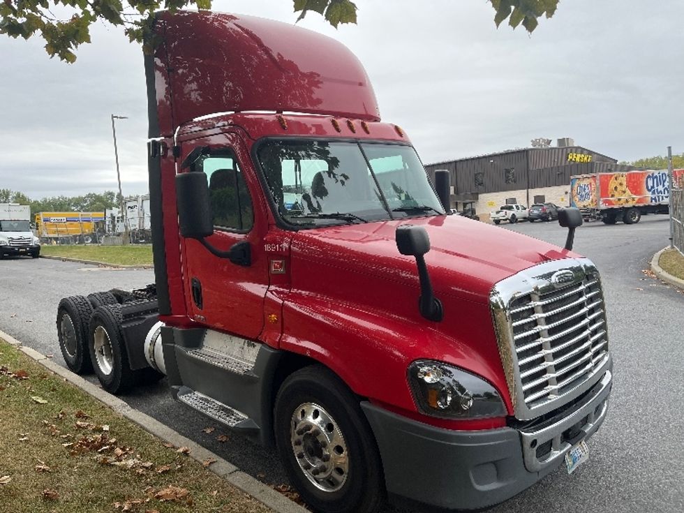Day Cab Tractor-Heavy Duty Tractors-Freightliner-2018-Cascadia 12564ST-Montgomery-NY-615,036\n\t\tmiles-$ 26,500 - Image 1