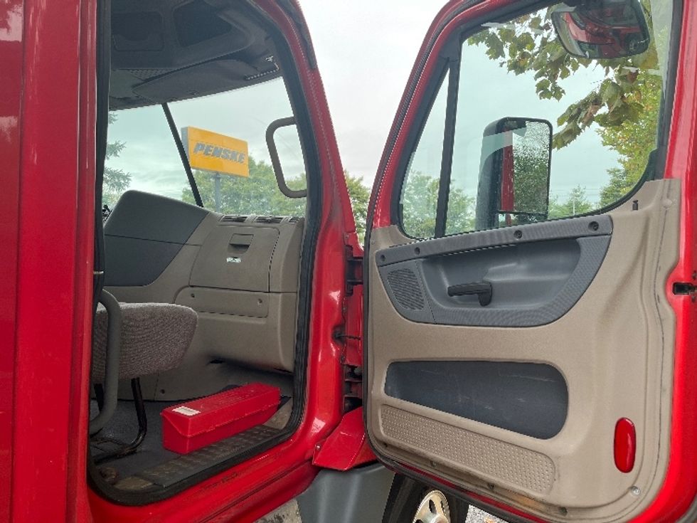 Day Cab Tractor-Heavy Duty Tractors-Freightliner-2018-Cascadia 12564ST-Montgomery-NY-615,036\n\t\tmiles-$ 26,500 - Image 12