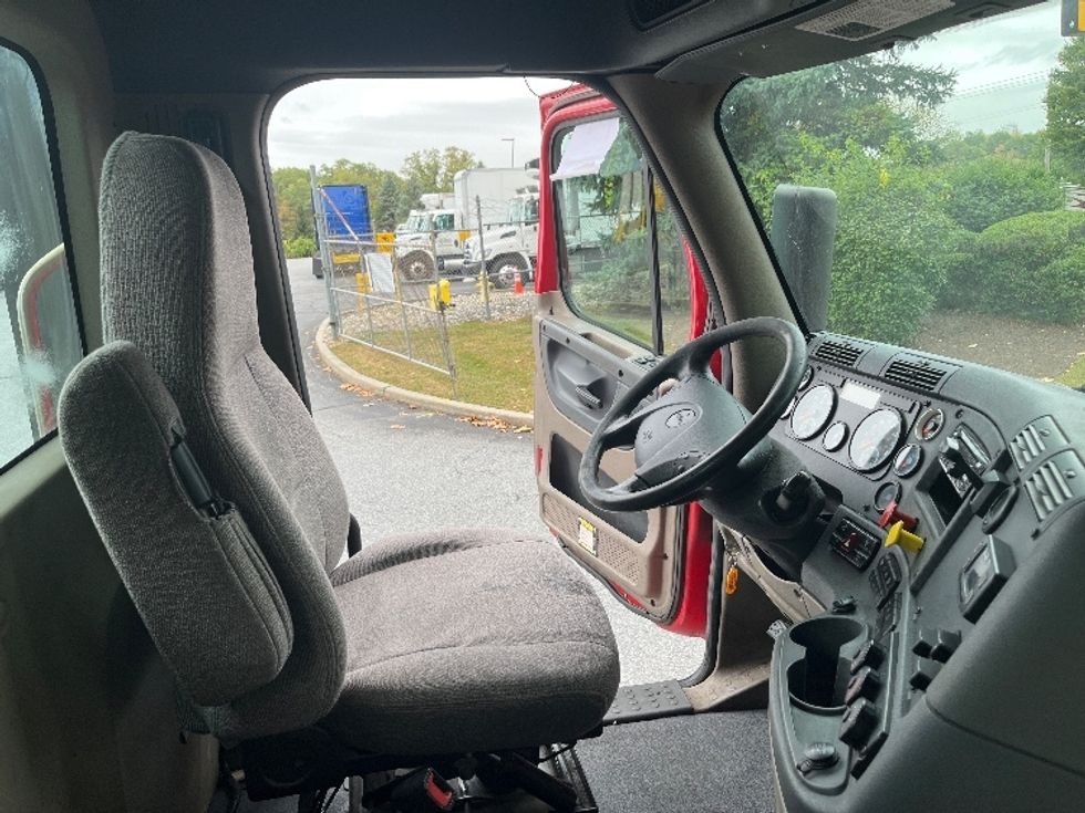 Day Cab Tractor-Heavy Duty Tractors-Freightliner-2018-Cascadia 12564ST-Montgomery-NY-615,036\n\t\tmiles-$ 26,500 - Image 14