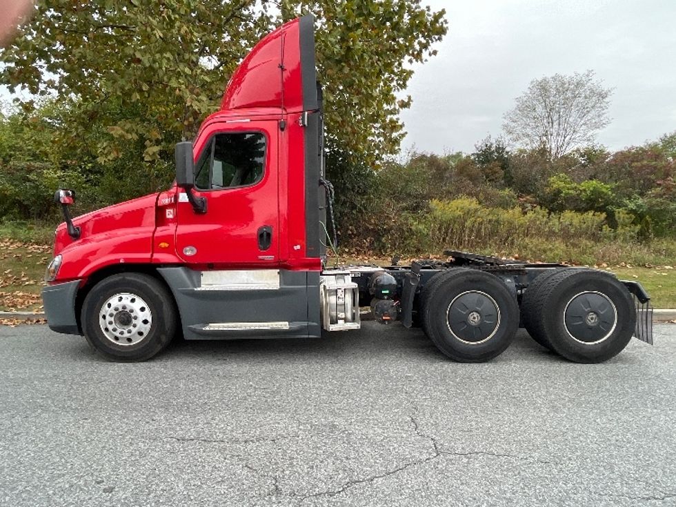 Day Cab Tractor-Heavy Duty Tractors-Freightliner-2018-Cascadia 12564ST-Montgomery-NY-615,036\n\t\tmiles-$ 26,500 - Image 4
