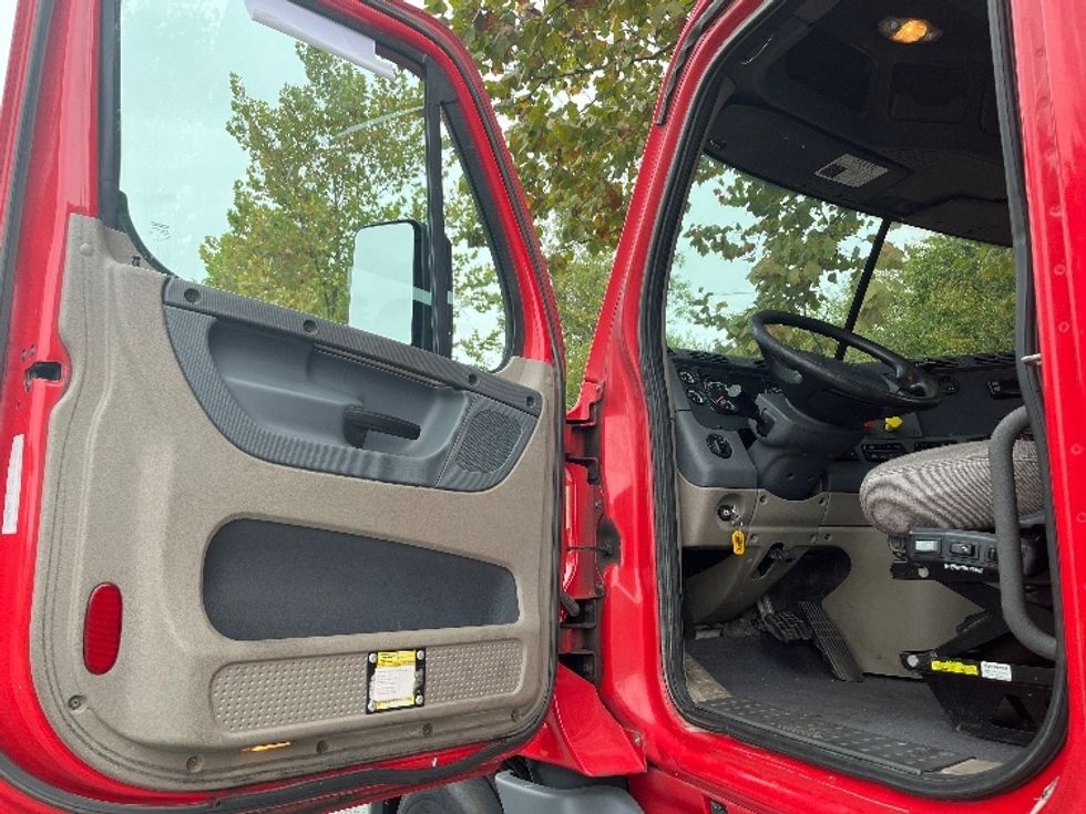 Day Cab Tractor-Heavy Duty Tractors-Freightliner-2018-Cascadia 12564ST-Montgomery-NY-615,036\n\t\tmiles-$ 26,500 - Image 9