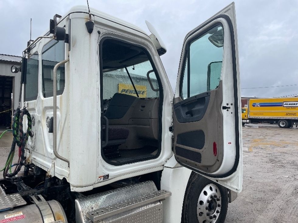 Day Cab Tractor-Heavy Duty Tractors-Freightliner-2018-Cascadia 12564ST-Morgantown-WV-357,636\n\t\tmiles-$ 39,750 - Image 12
