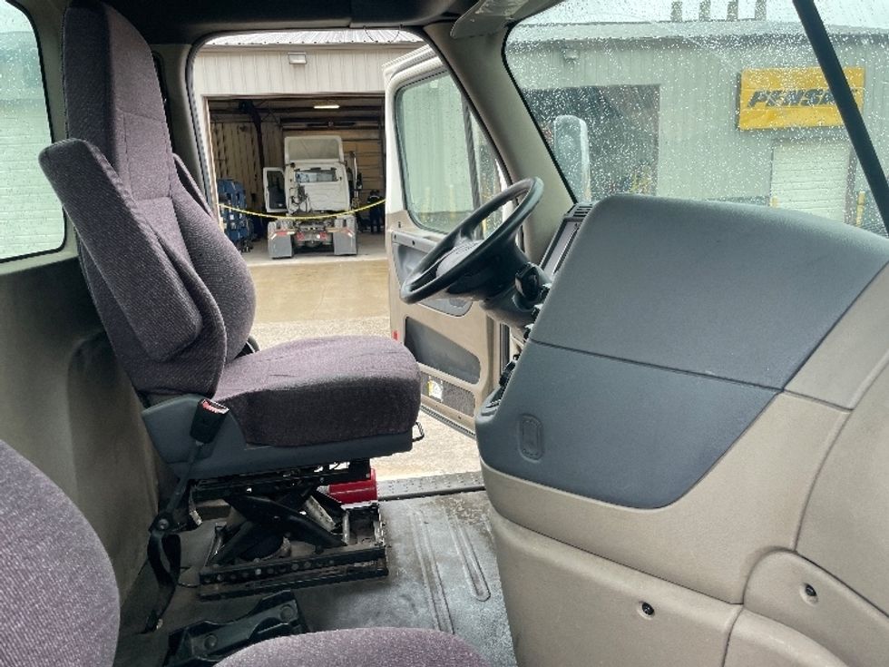 Day Cab Tractor-Heavy Duty Tractors-Freightliner-2018-Cascadia 12564ST-Morgantown-WV-357,636\n\t\tmiles-$ 39,750 - Image 14