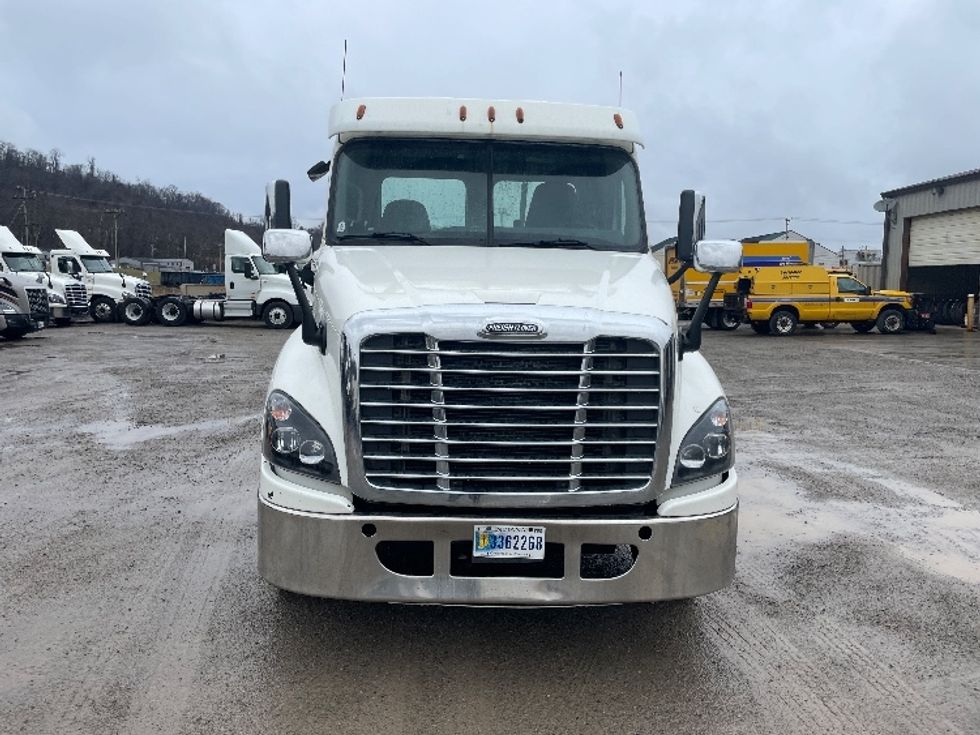 Day Cab Tractor-Heavy Duty Tractors-Freightliner-2018-Cascadia 12564ST-Morgantown-WV-451,793\n\t\tmiles-$ 37,000 - Image 2
