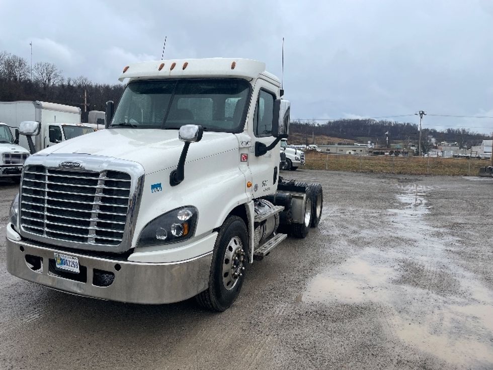 Day Cab Tractor-Heavy Duty Tractors-Freightliner-2018-Cascadia 12564ST-Morgantown-WV-451,793\n\t\tmiles-$ 37,000 - Image 3