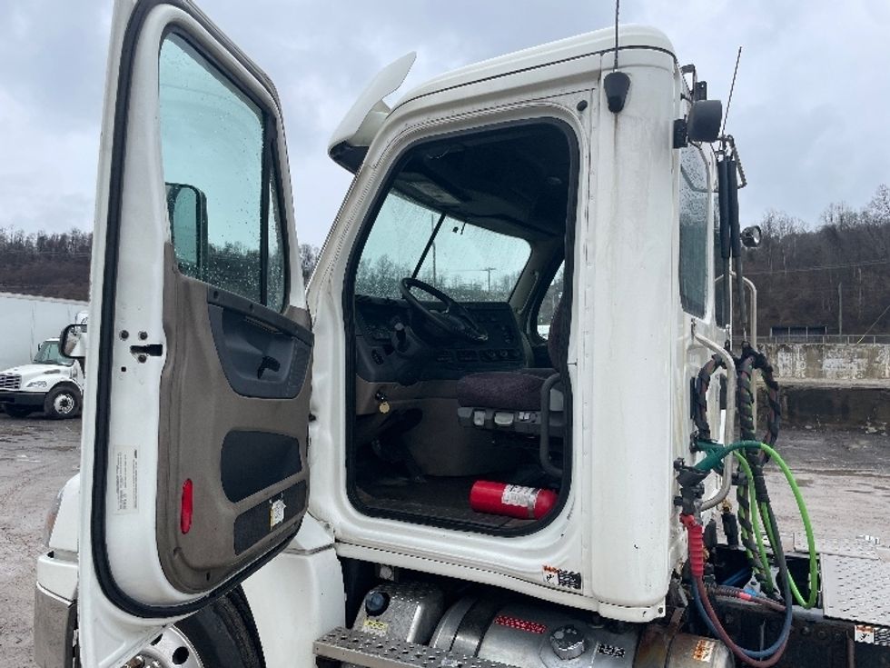 Day Cab Tractor-Heavy Duty Tractors-Freightliner-2018-Cascadia 12564ST-Morgantown-WV-458,458\n\t\tmiles-$ 36,500 - Image 9